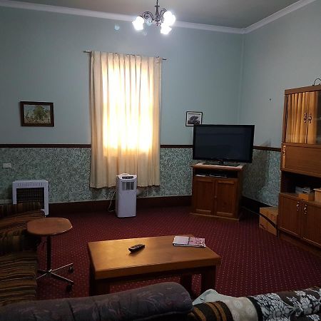 Queen Of The Murchison Guest House & Cafe Cue Buitenkant foto