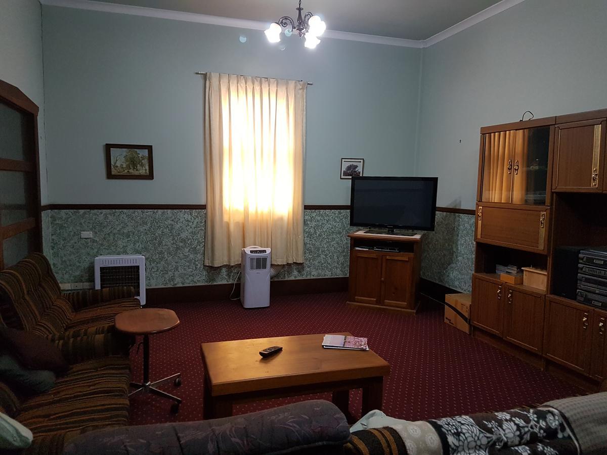 Queen Of The Murchison Guest House & Cafe Cue Buitenkant foto